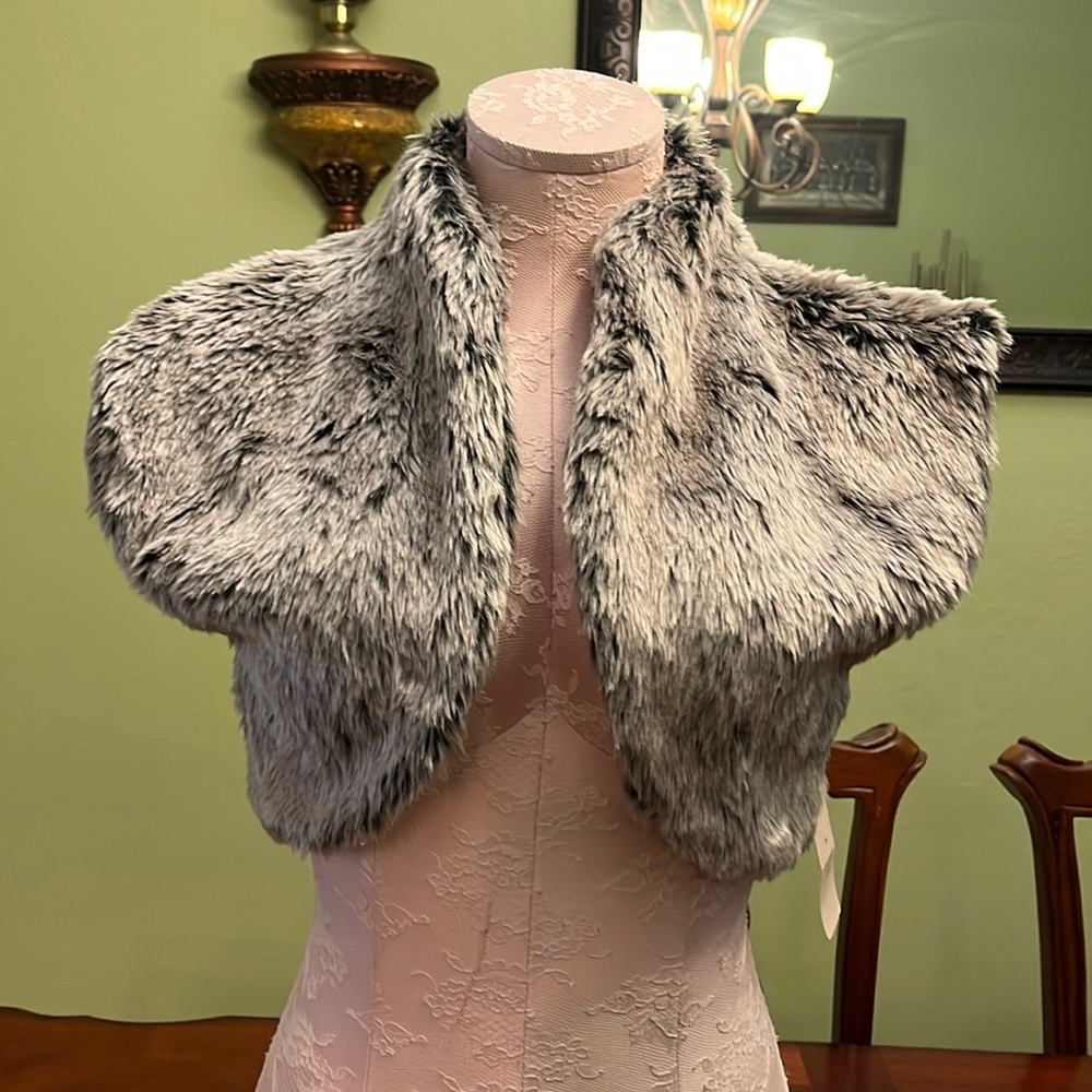 Faux-fur short sleeve crop jacket